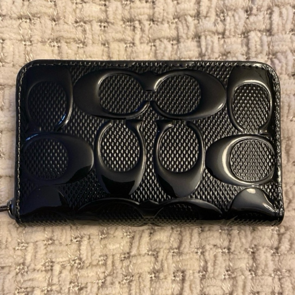 COACH SIGNATURE PATENT LEATHER SMALL ZIP CARD CASE